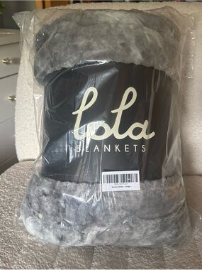 lola Plush Faux Fur Throw - Light Gray